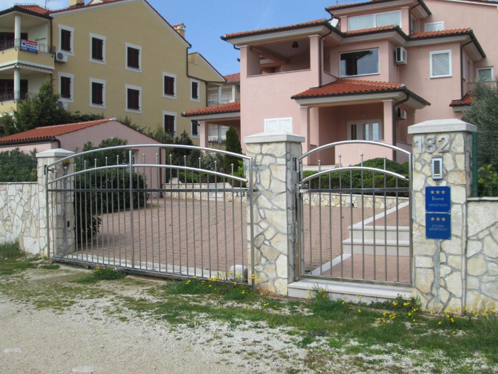 Apartments Villa Fernetich Premantura Exteriör bild
